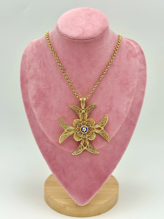 Colar Cruz de Malta com caramujo