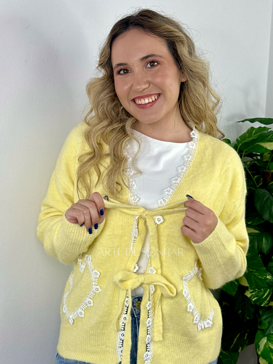 Casaco de malha amarelo com renda de florzinhas