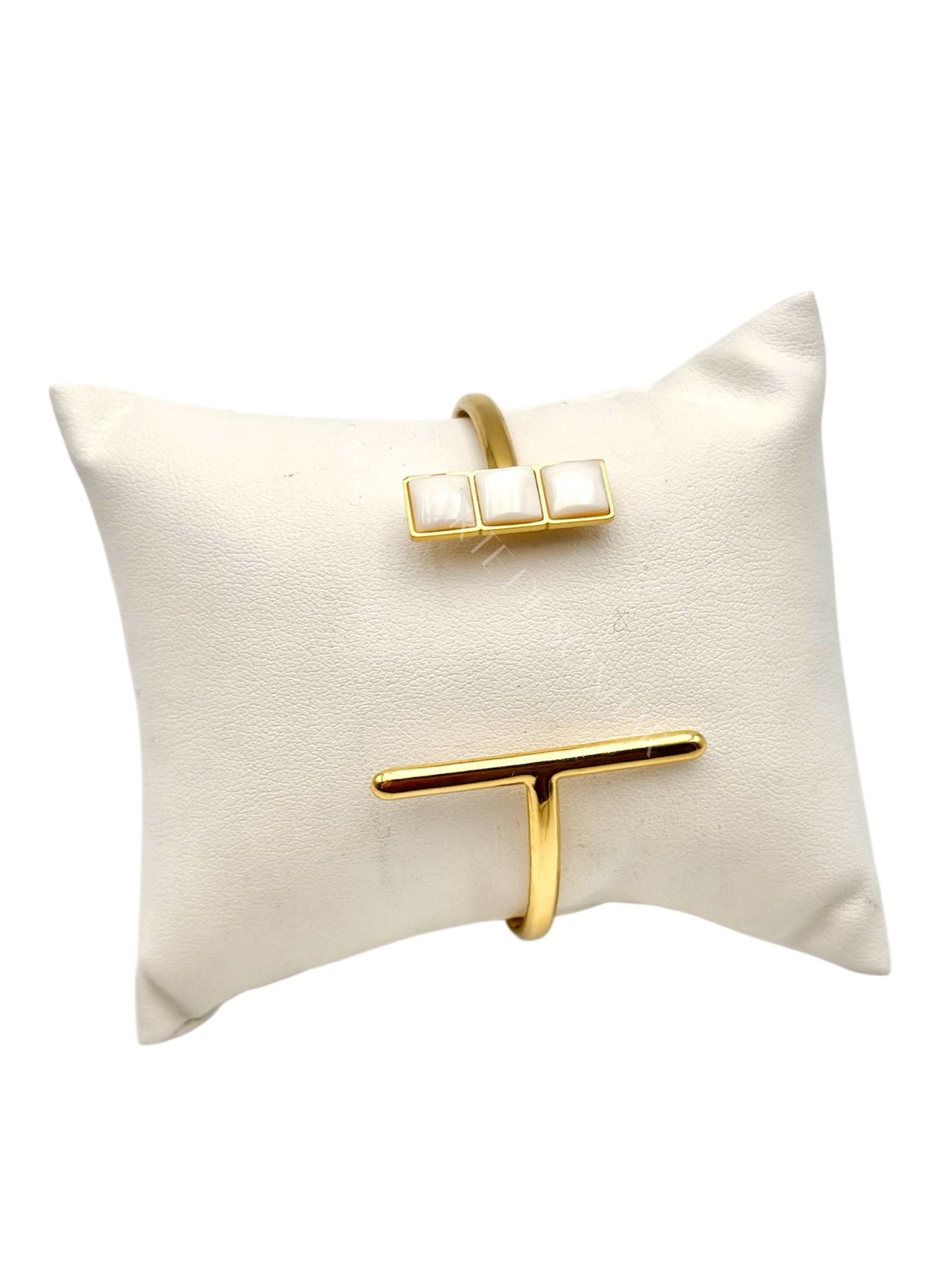 Pulseira ajustável com três quadrados brancos