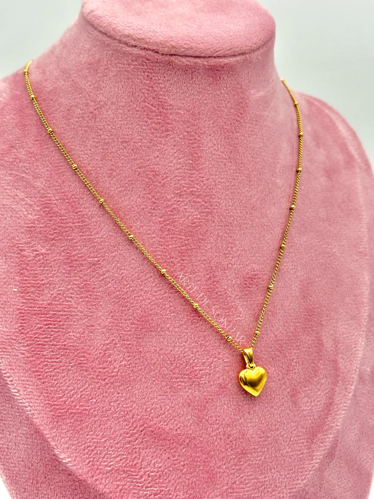 Colar de bolinhas com coração dourado