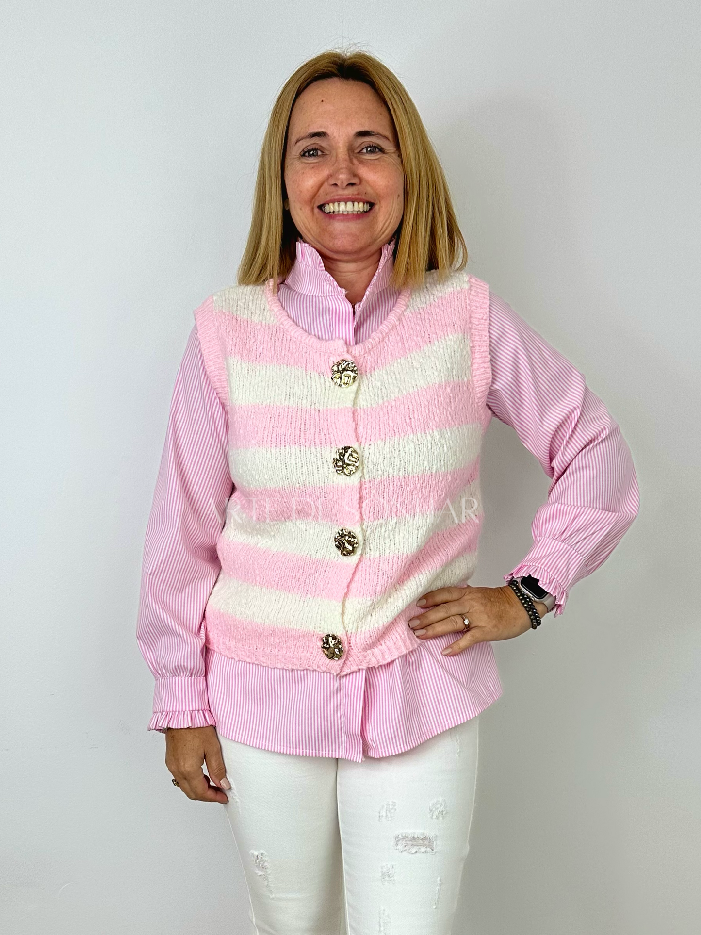 Colete de riscas rosa com botões dourados