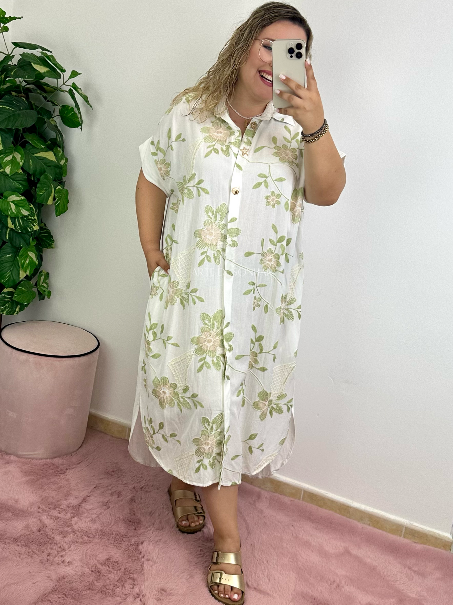 Vestido camiseiro branco com bordados verdes