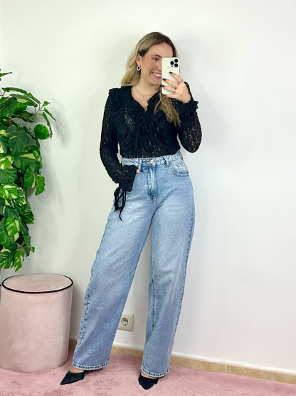 Blusa de renda com atilhos preta