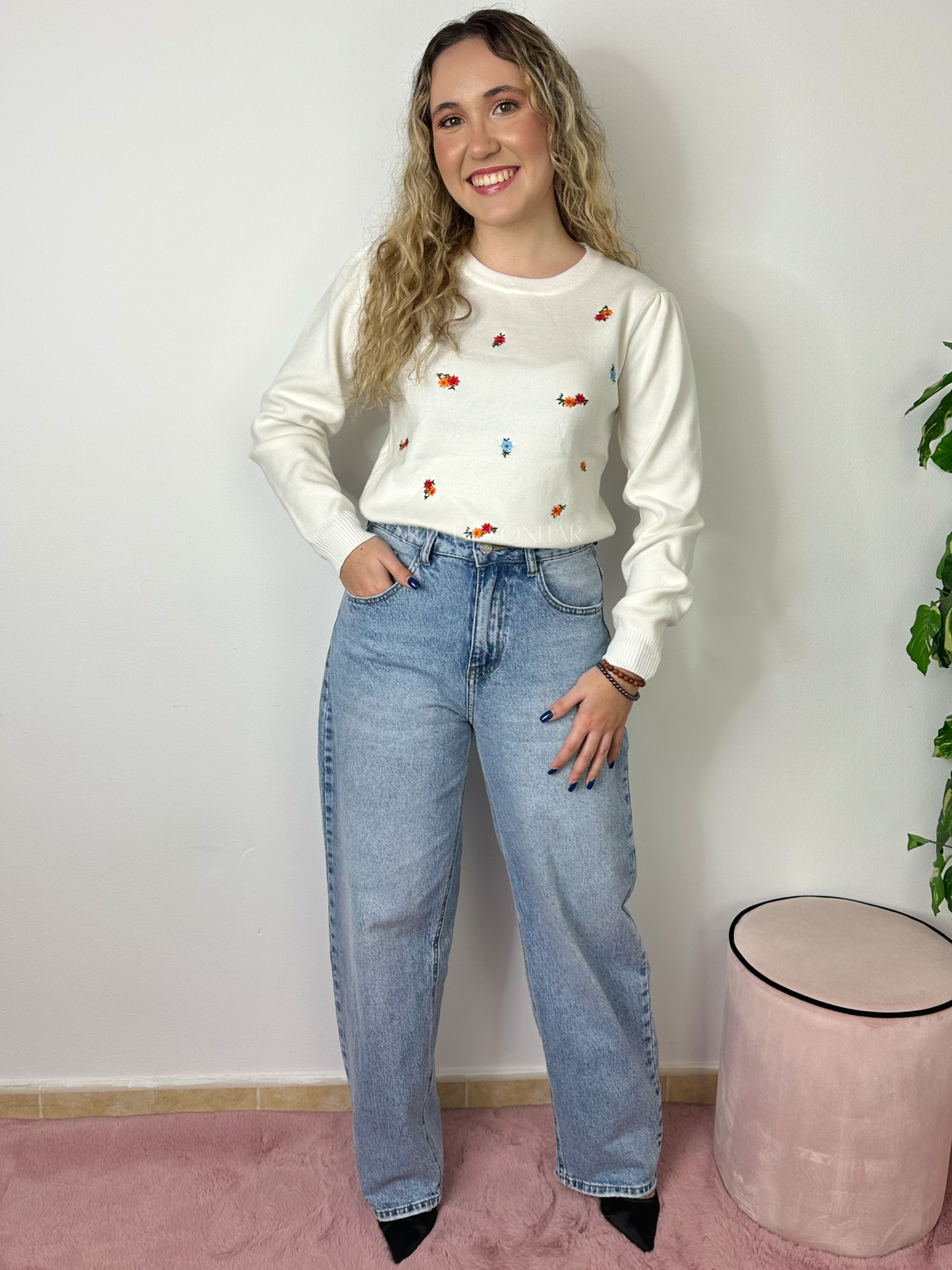 Camisola de malha branca com flores bordadas