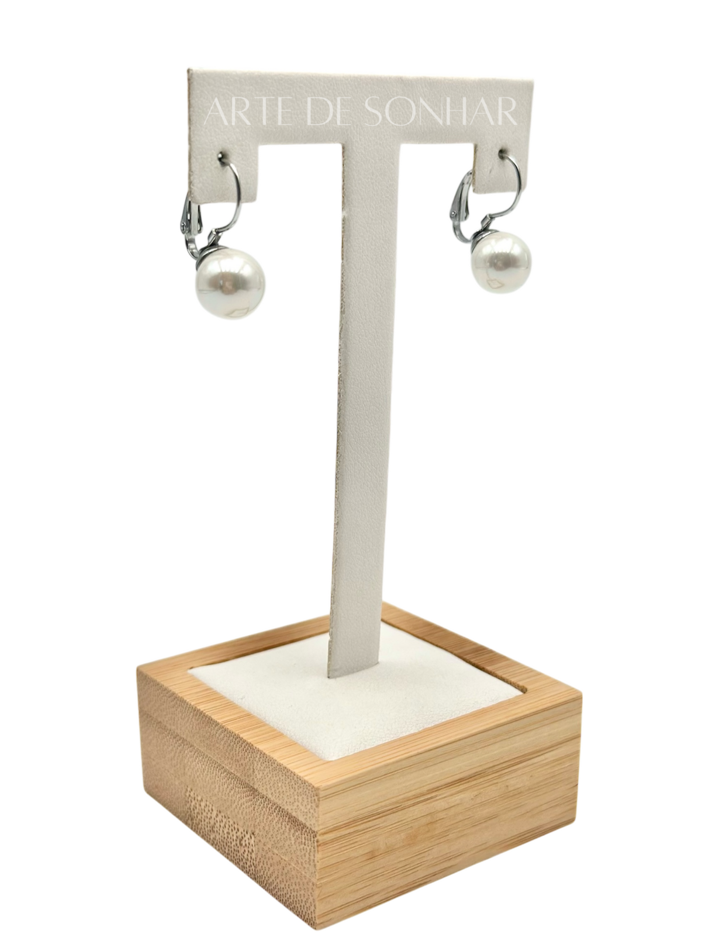 Brincos prateados com pérolas pequenas