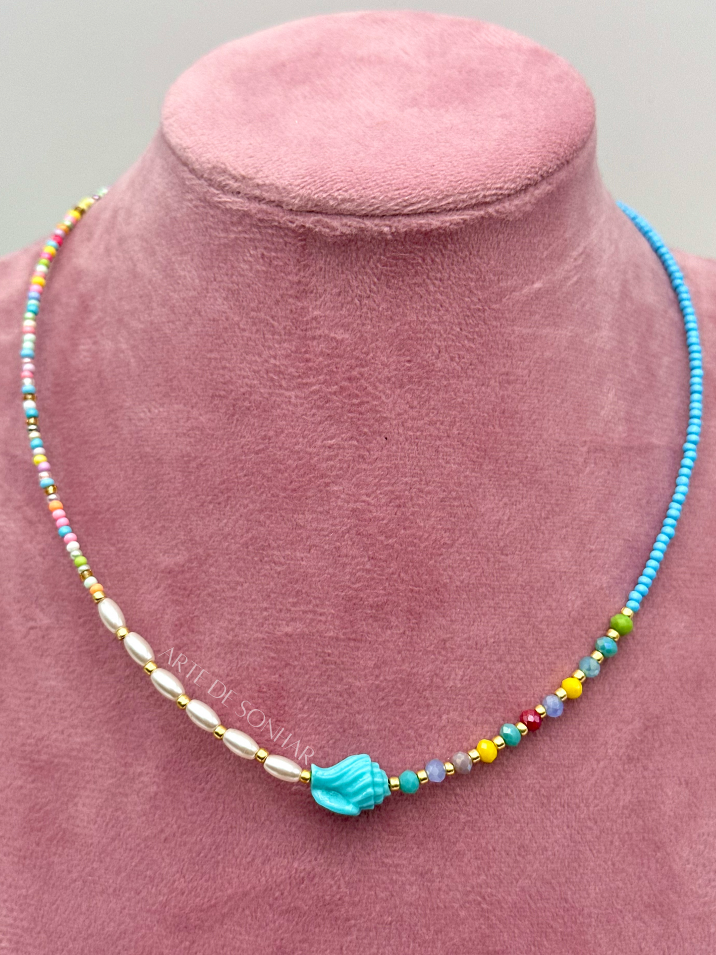 Colar de missangas e pérolas com búzio turquesa