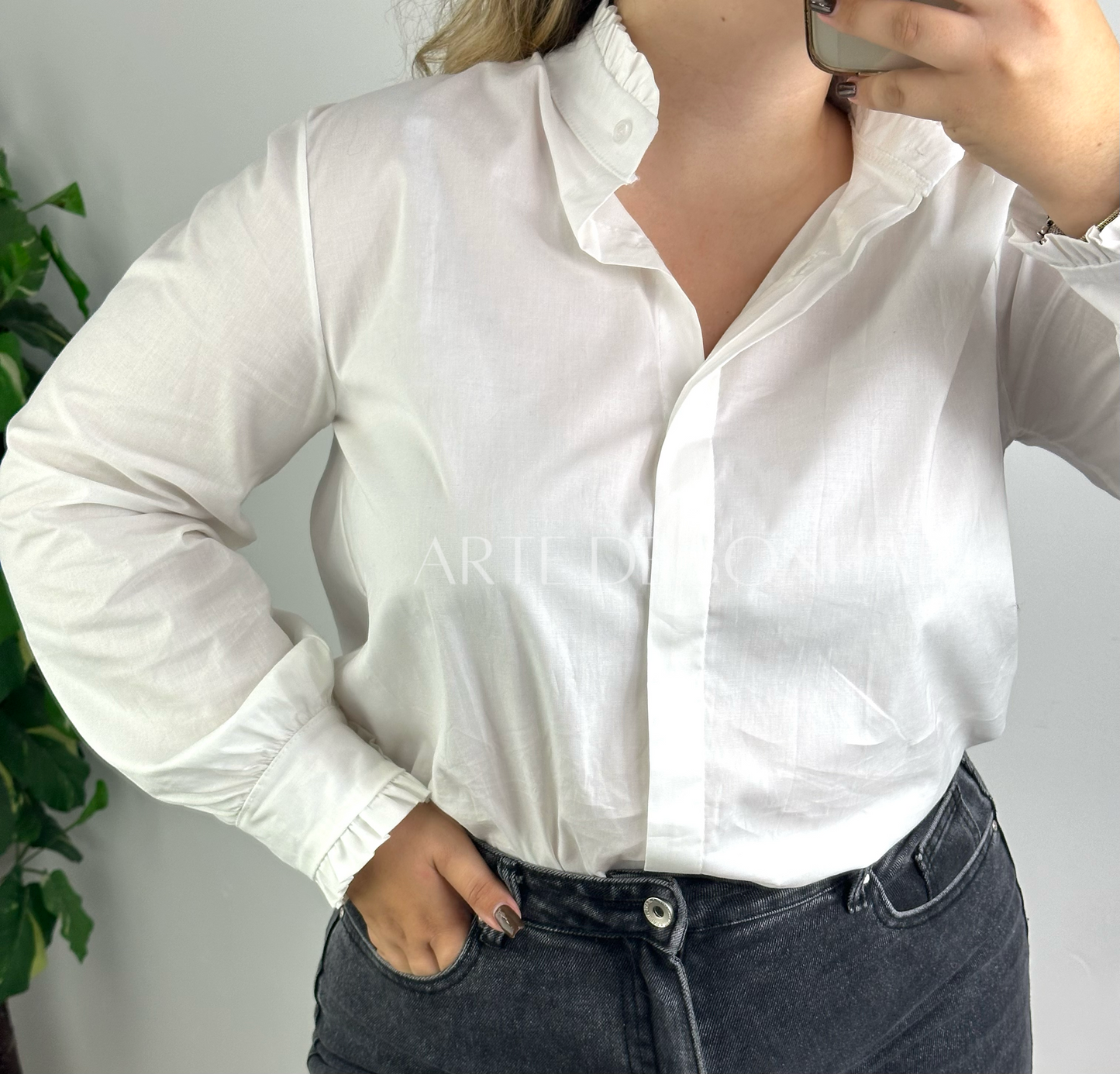 Camisa branca dos folhos