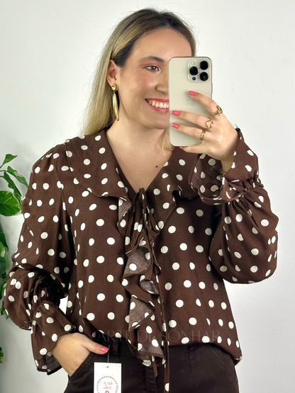 Blusa castanha de bolinhas beges com folhos
