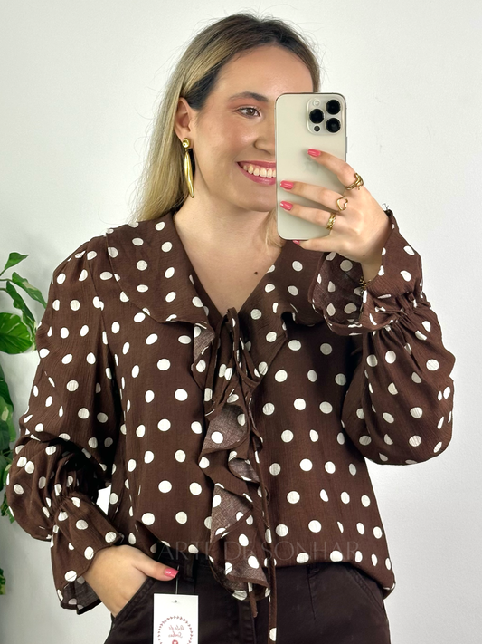 Blusa castanha de bolinhas beges com folhos