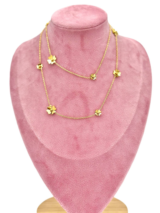 Colar dourado com trevos