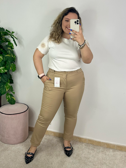 T-shirt branca com bordados