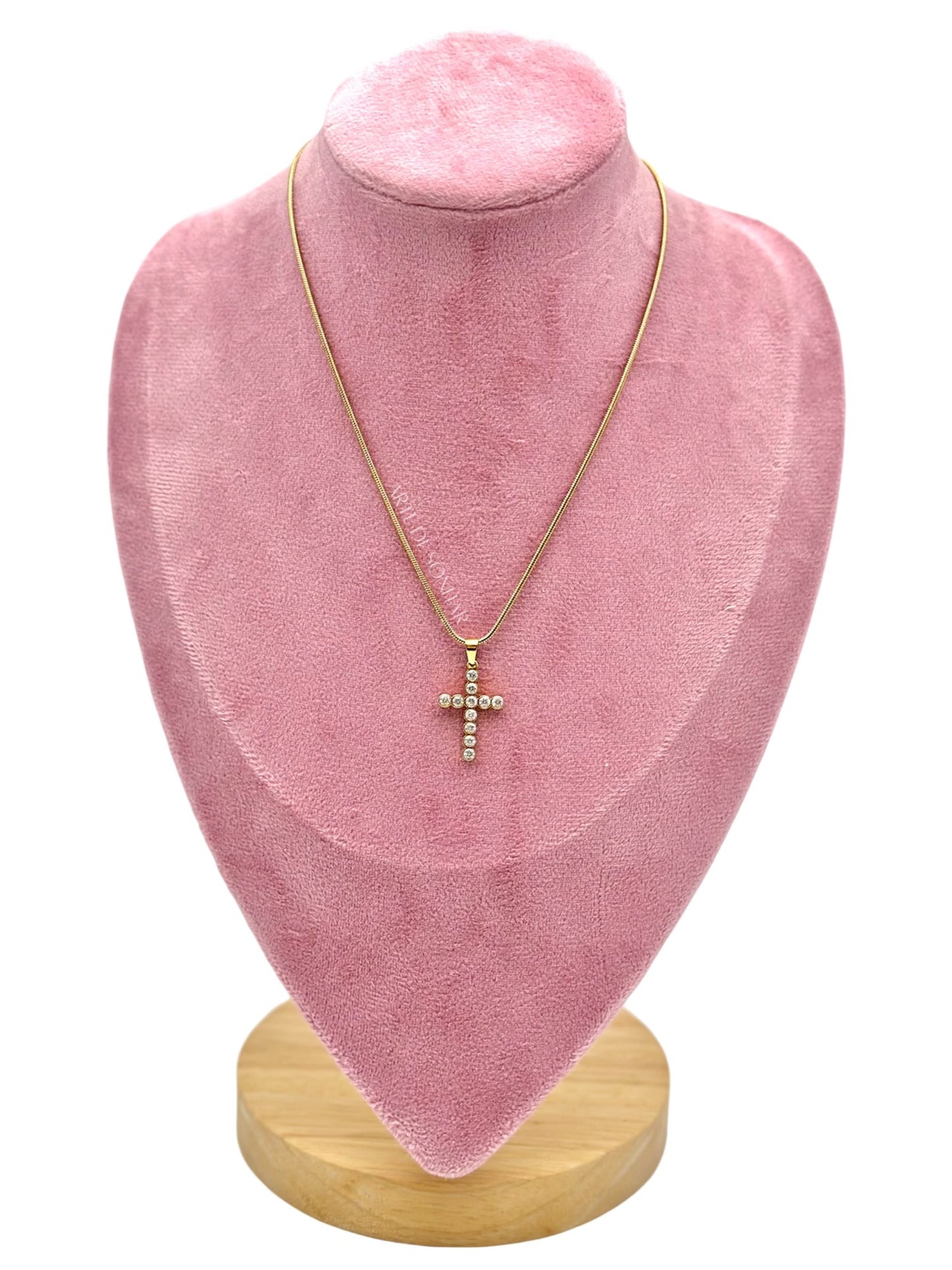 Colar dourado com cruz e brilhantes