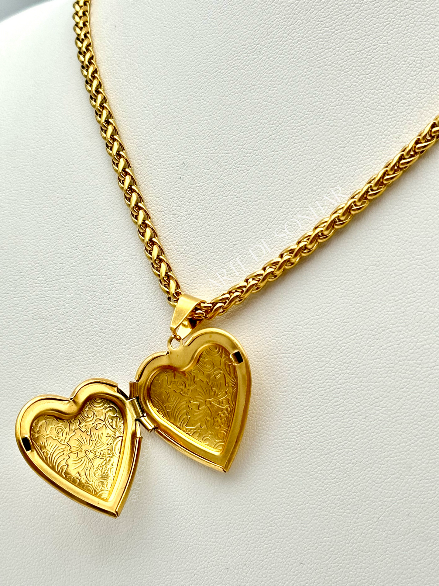 Colar relicário dourado