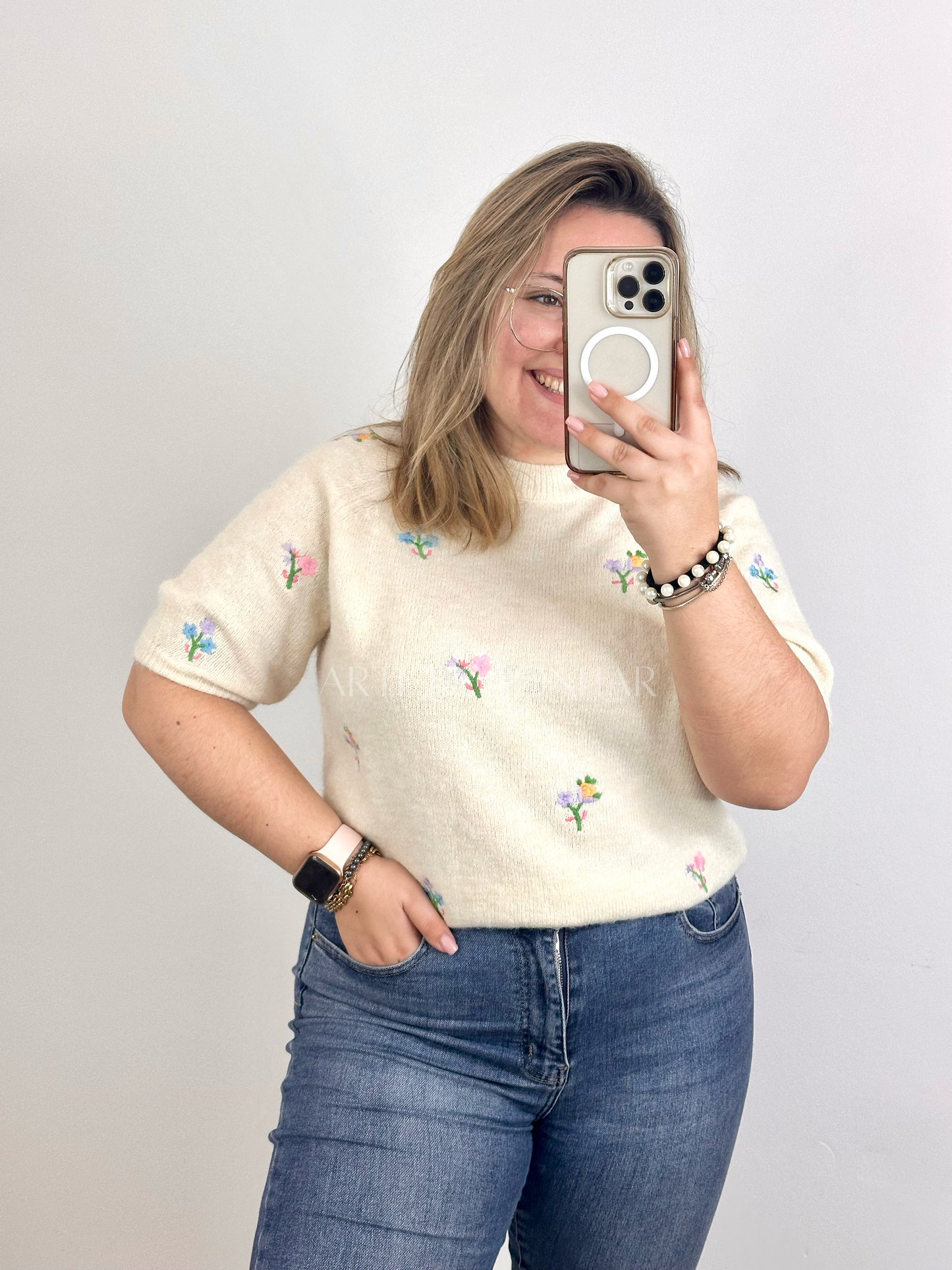 Camisola com flores bordadas