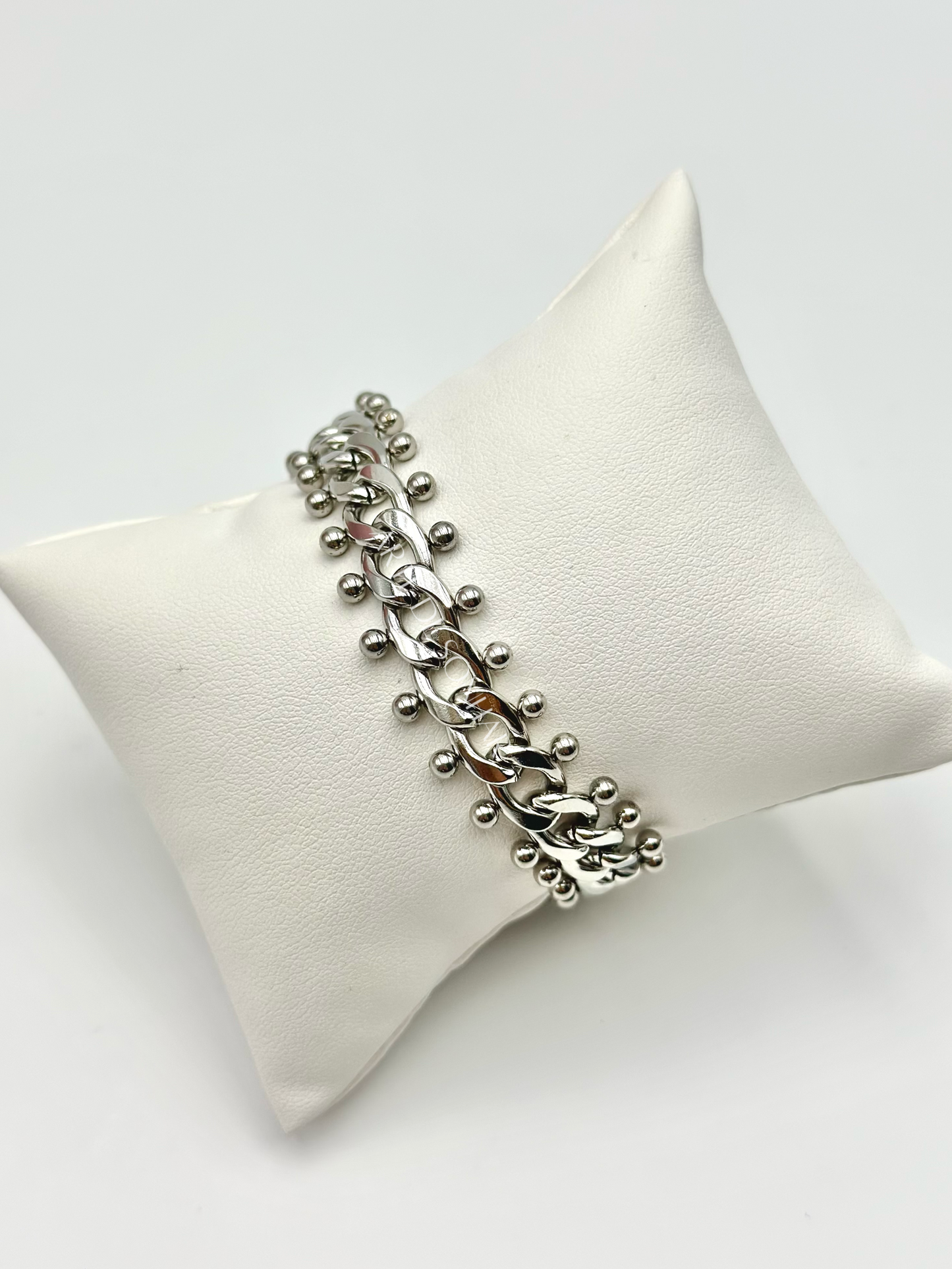 Pulseira prateada de malha aberta pequena com bolinhas