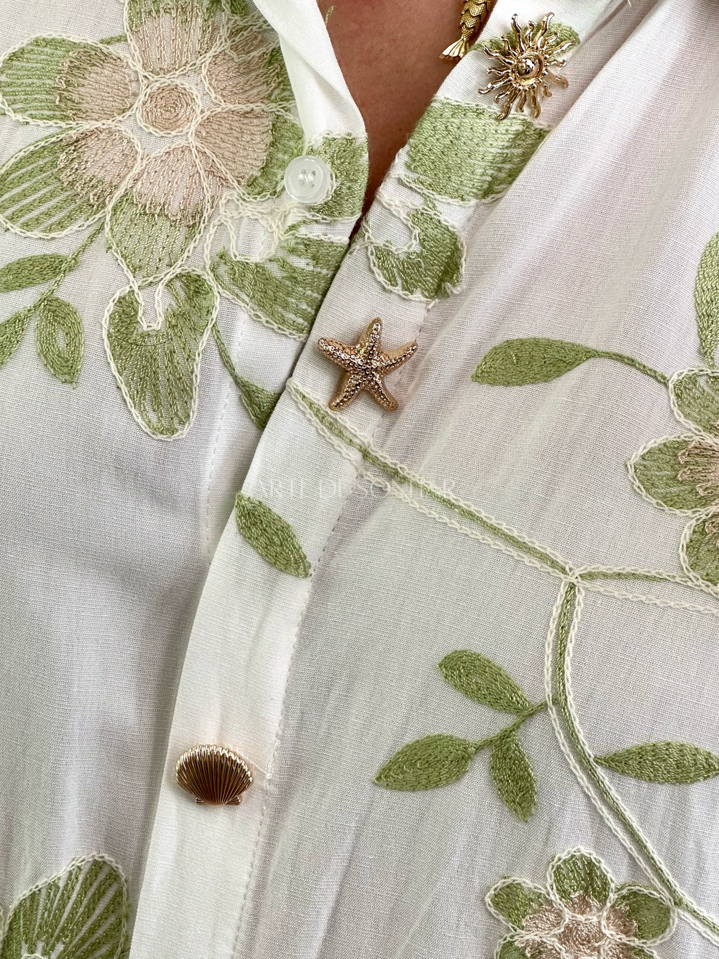 Vestido camiseiro branco com bordados verdes