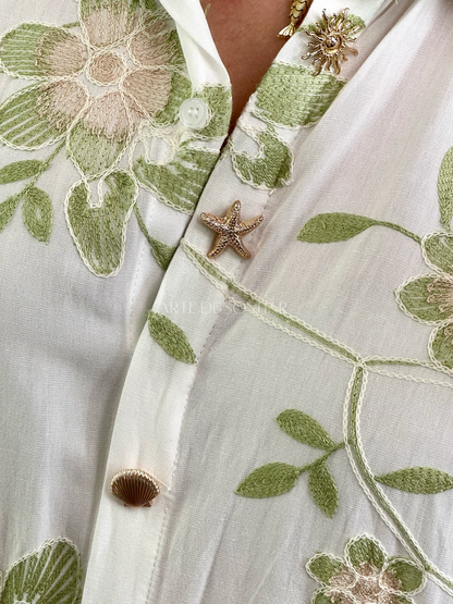 Vestido camiseiro branco com bordados verdes