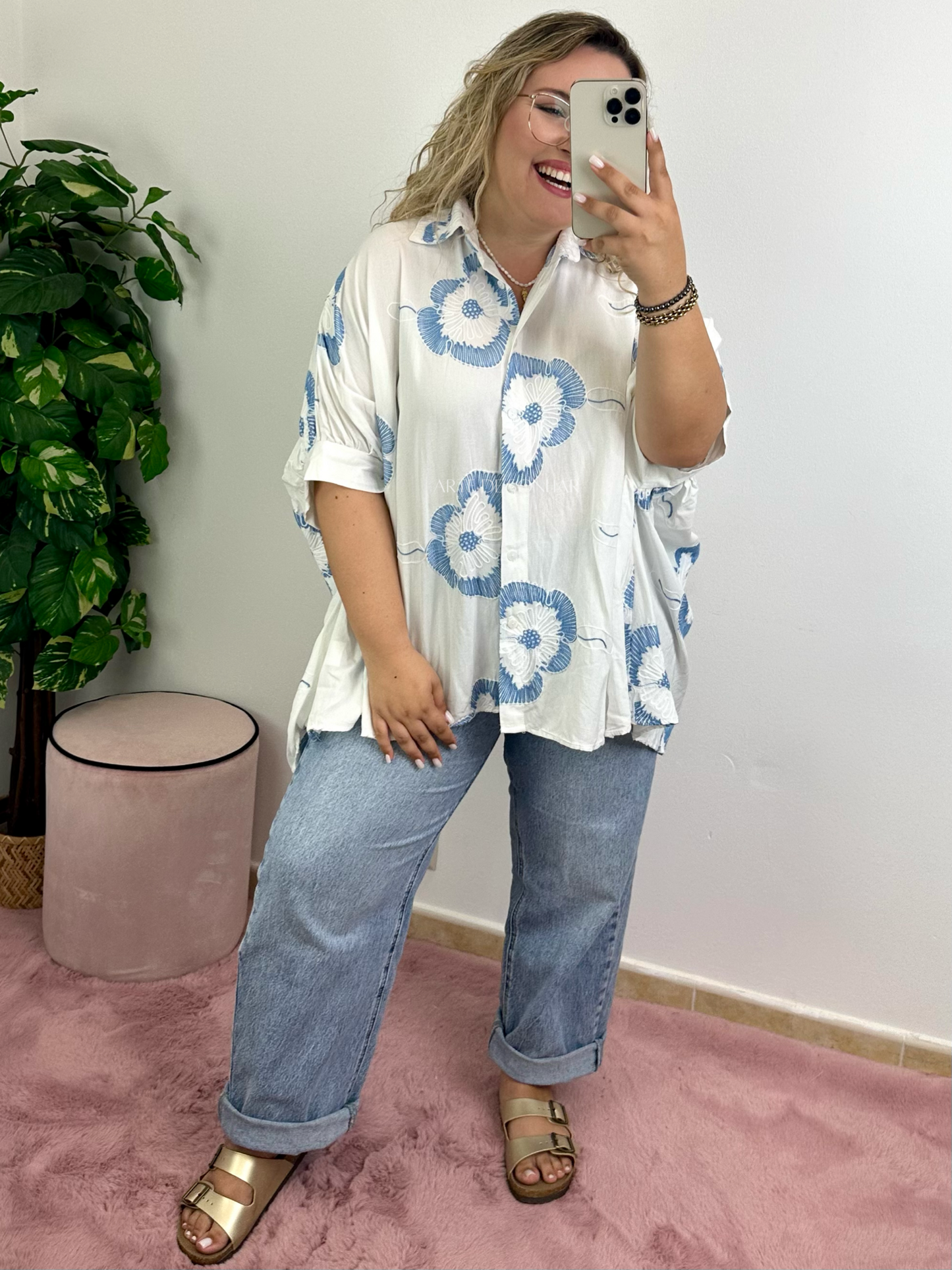 Camisa oversize branca com bordados azuis