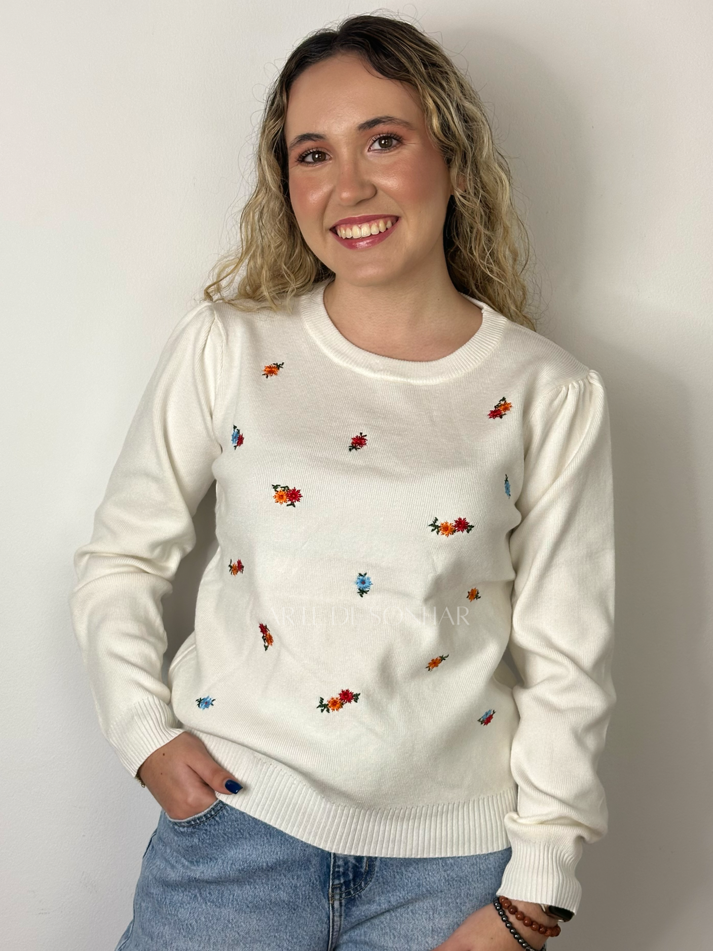 Camisola de malha branca com flores bordadas