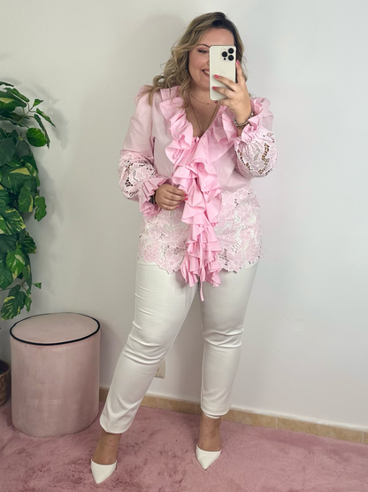 Blusa rosa com folhos e flores rendadas
