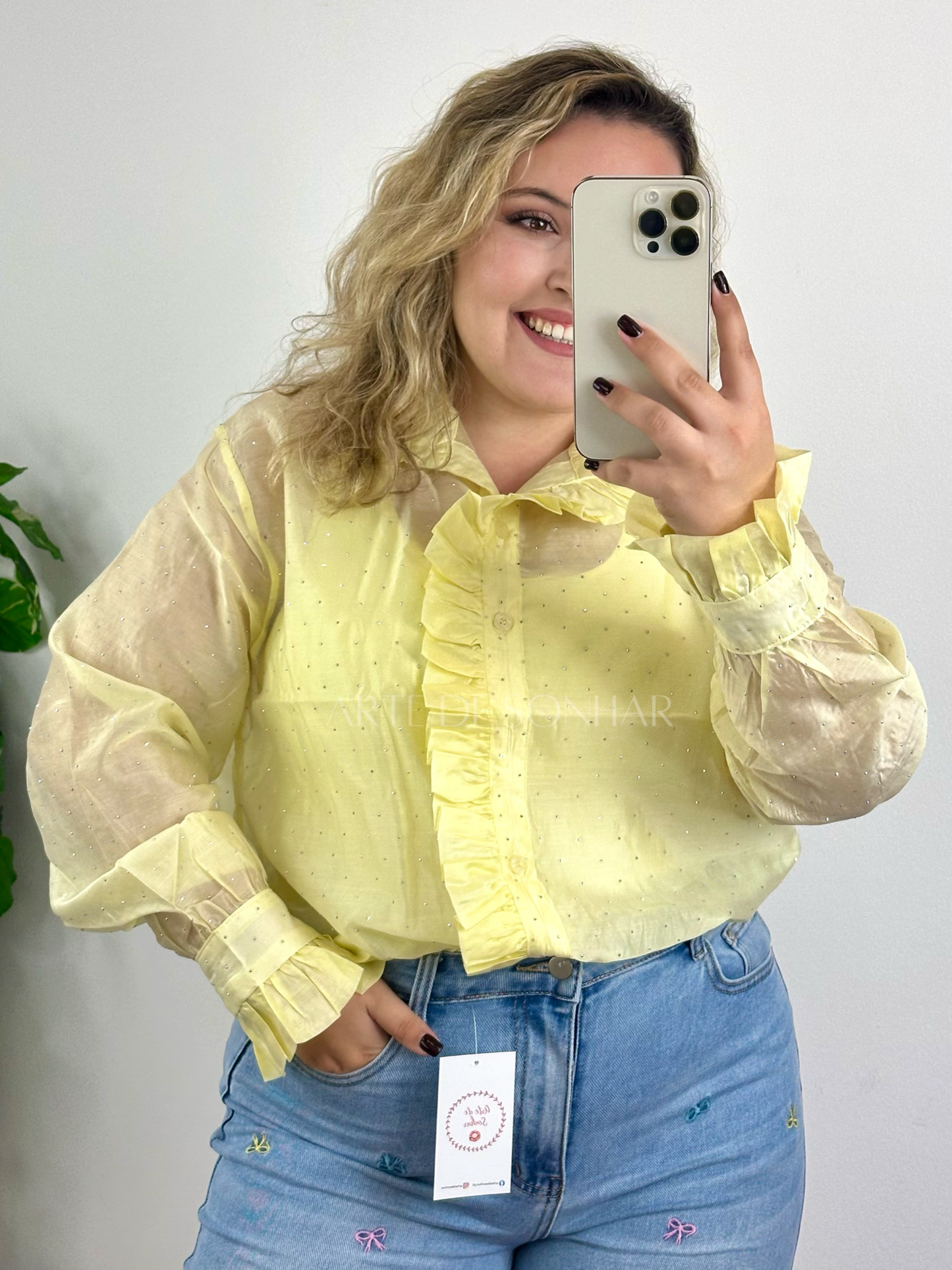 Camisa amarela com transparências e folhos e brilhantes