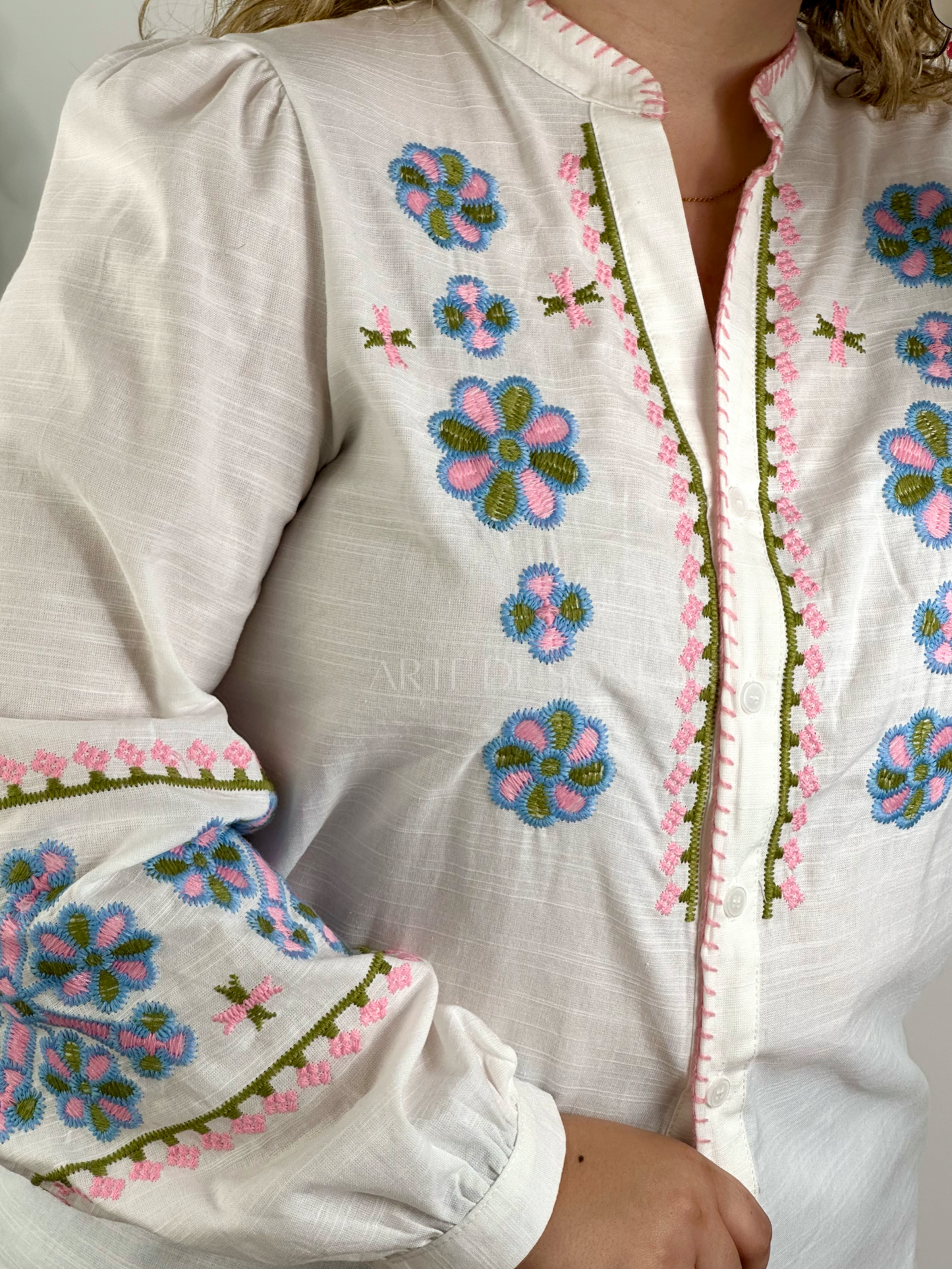 Camisa com flores bordadas