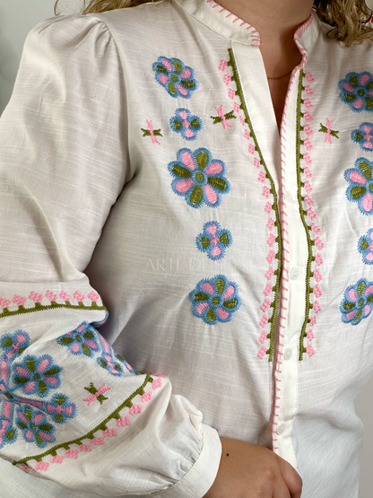 Camisa com flores bordadas