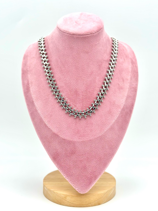 Colar prateado de malha aberta pequeno com bolinhas