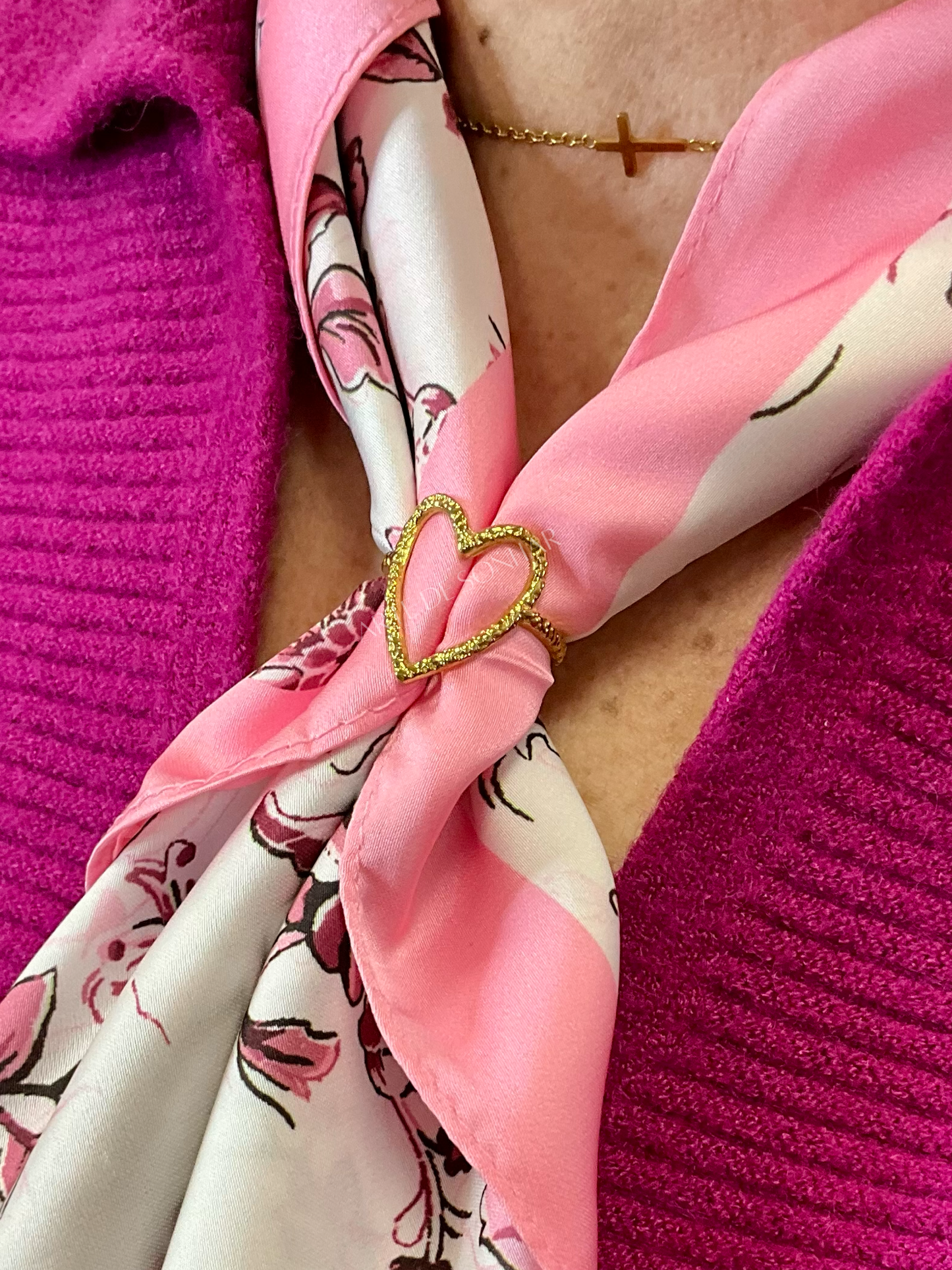 Lenço rosa acetinado com flores