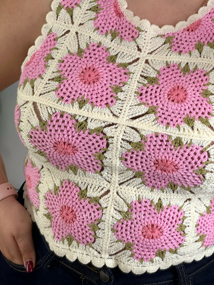 Top de crochet com flores rosa e bege