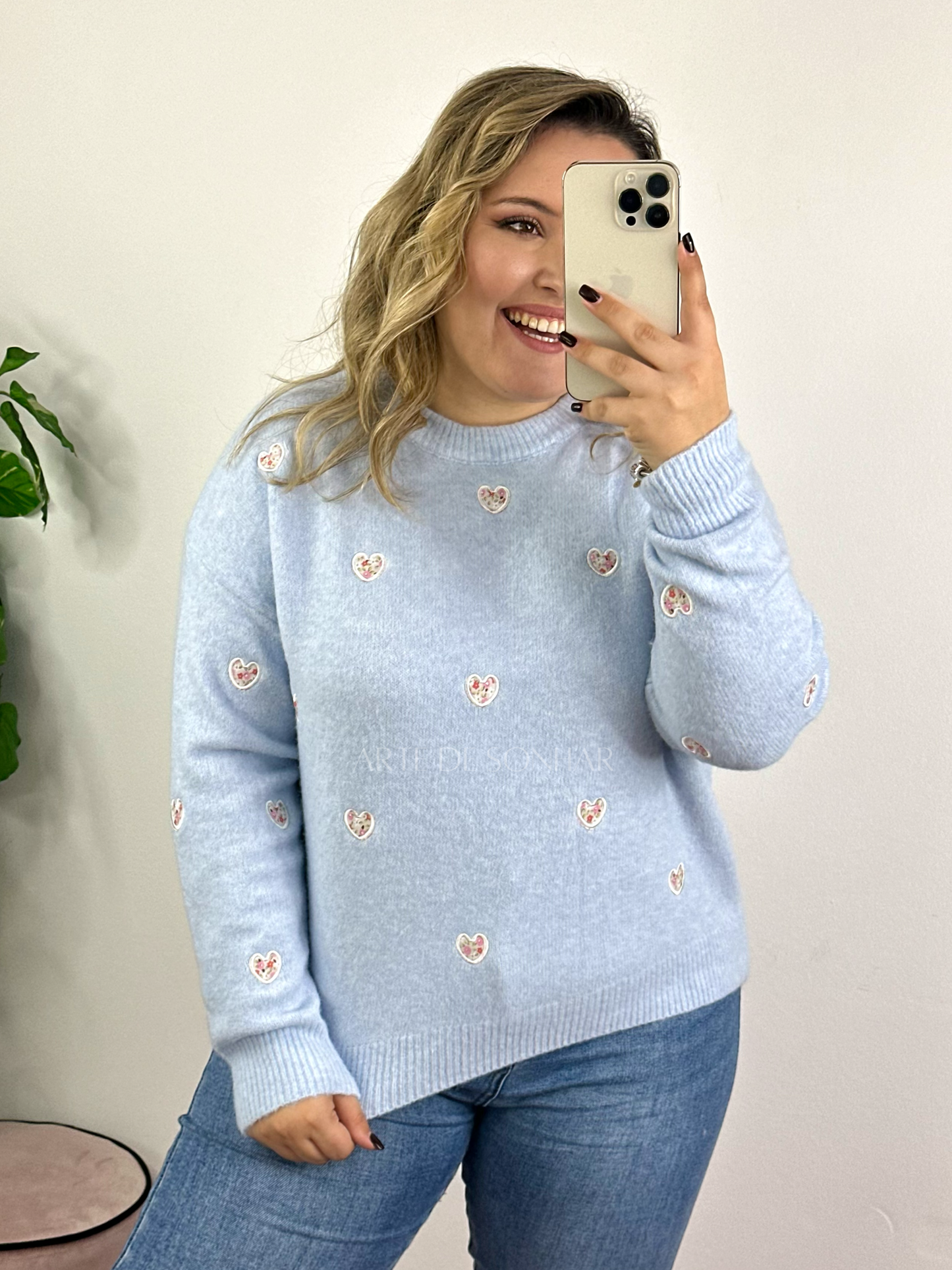 Camisola de malha azul com corações e flores