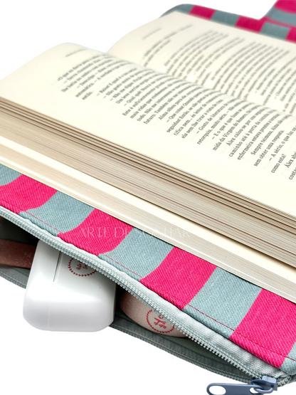Capa de livro com bolso e riscas rosa e cinza