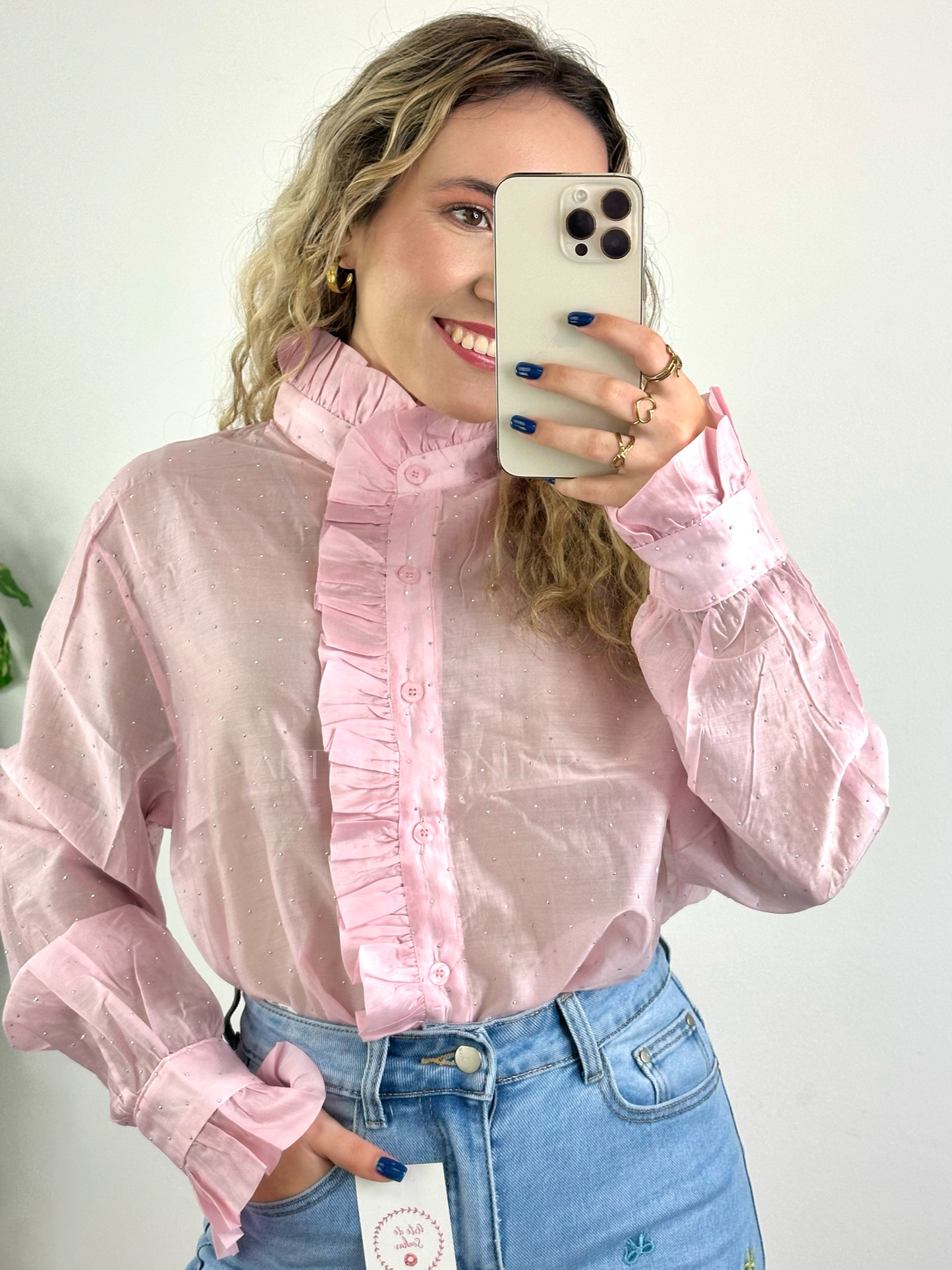 Camisa rosa com transparências e folhos e brilhantes