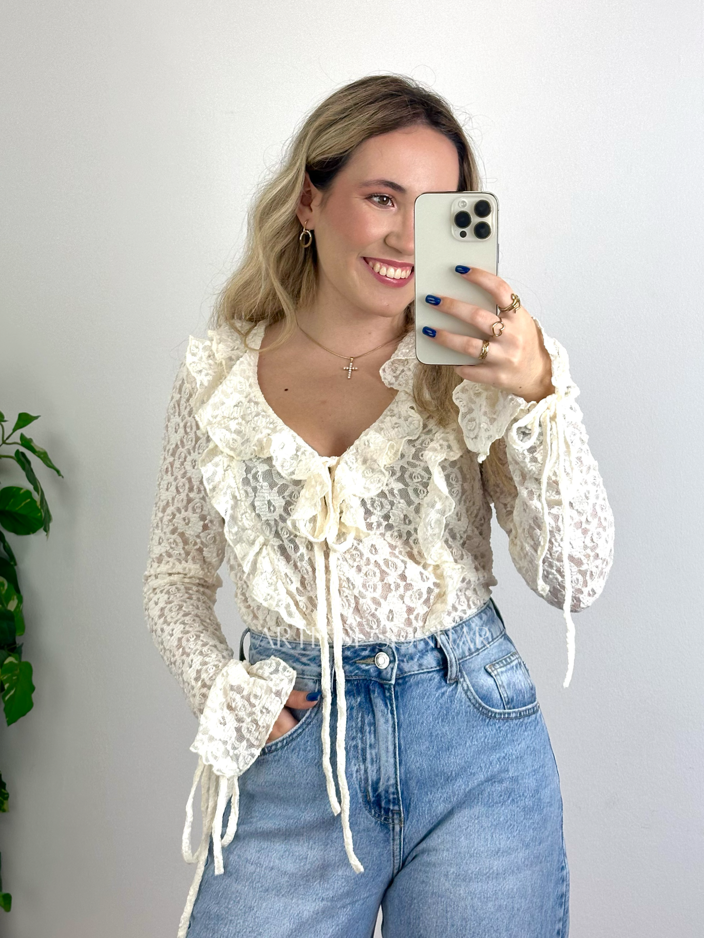 Blusa de renda com atilhos bege