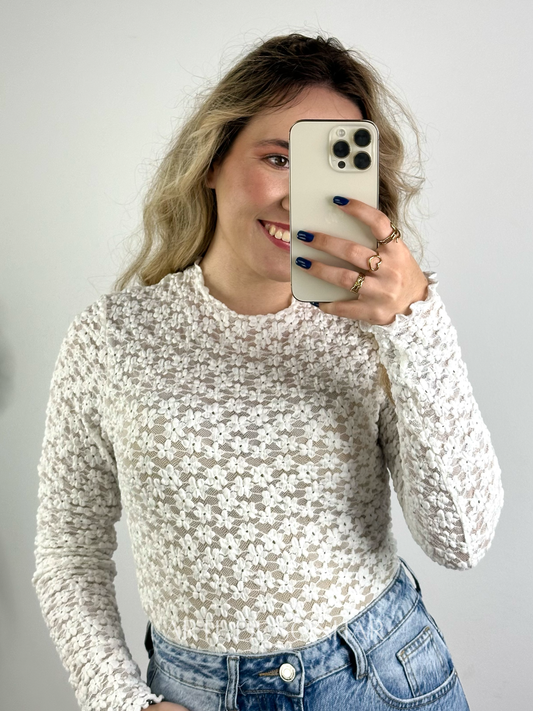Camisola rendada de flores branca