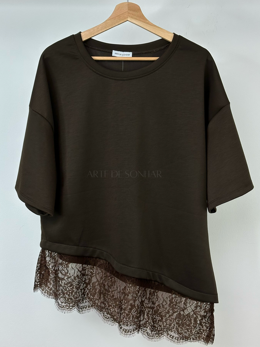 T-shirt castanha assimétrica com renda