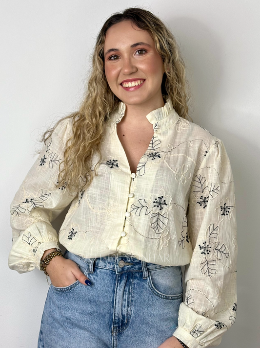 Camisa bege com flores bordadas