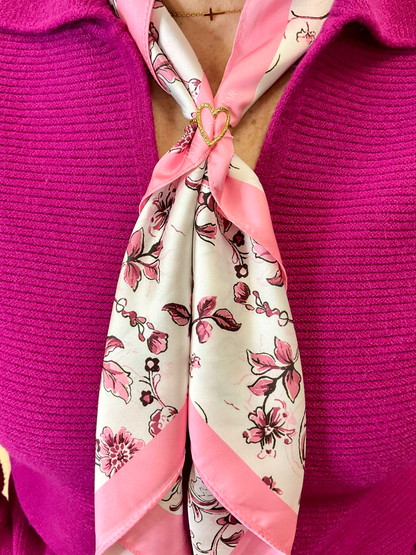 Lenço rosa acetinado com flores