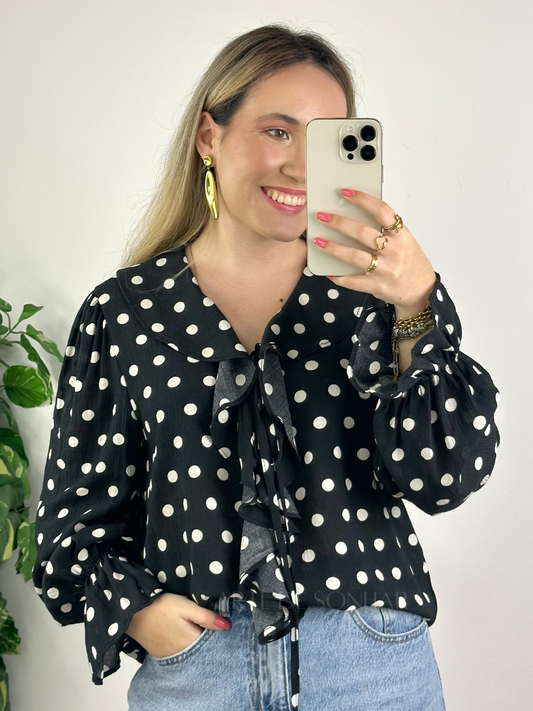 Blusa preta de bolinhas bege com folhos
