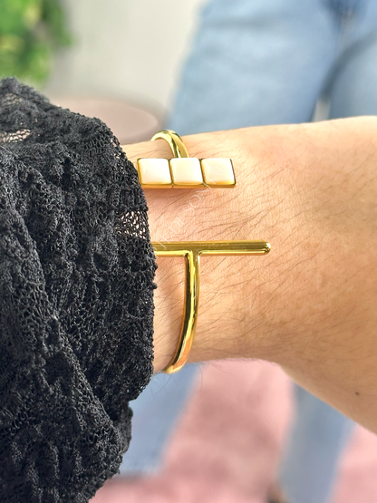 Pulseira ajustável com três quadrados brancos