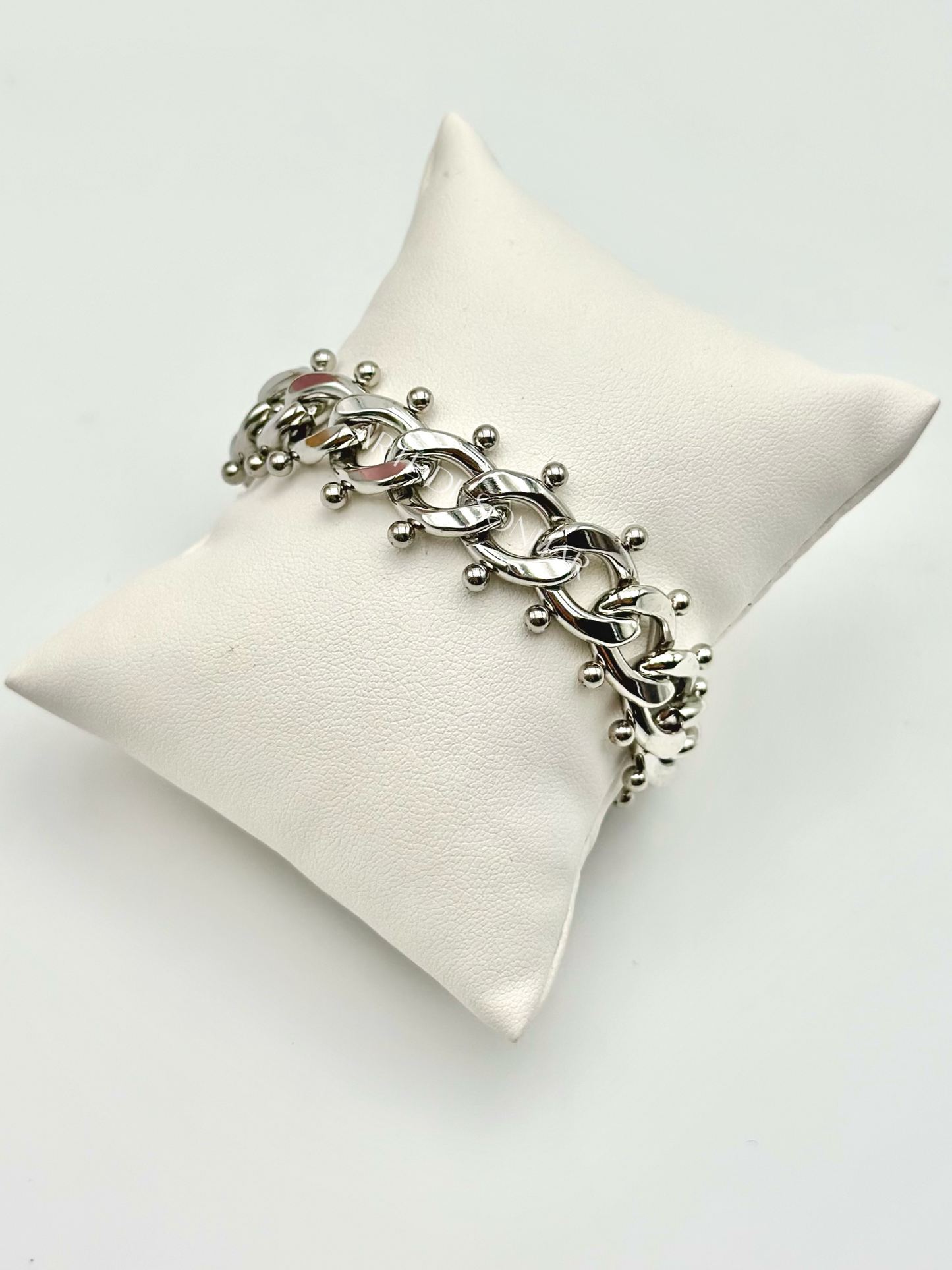 Pulseira prateada de malha aberta grande com bolinhas