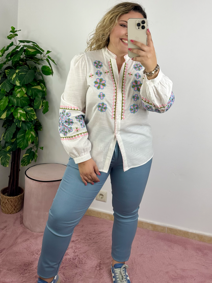 Camisa com flores bordadas