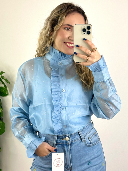 Camisa azul com transparências e folhos e brilhantes