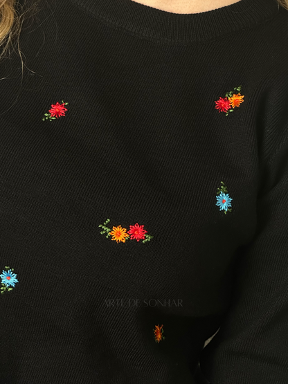 Camisola de malha preta com flores bordadas