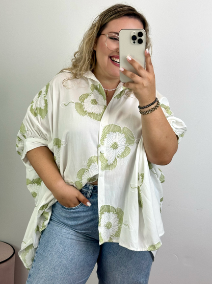 Camisa oversize branca com bordados verdes