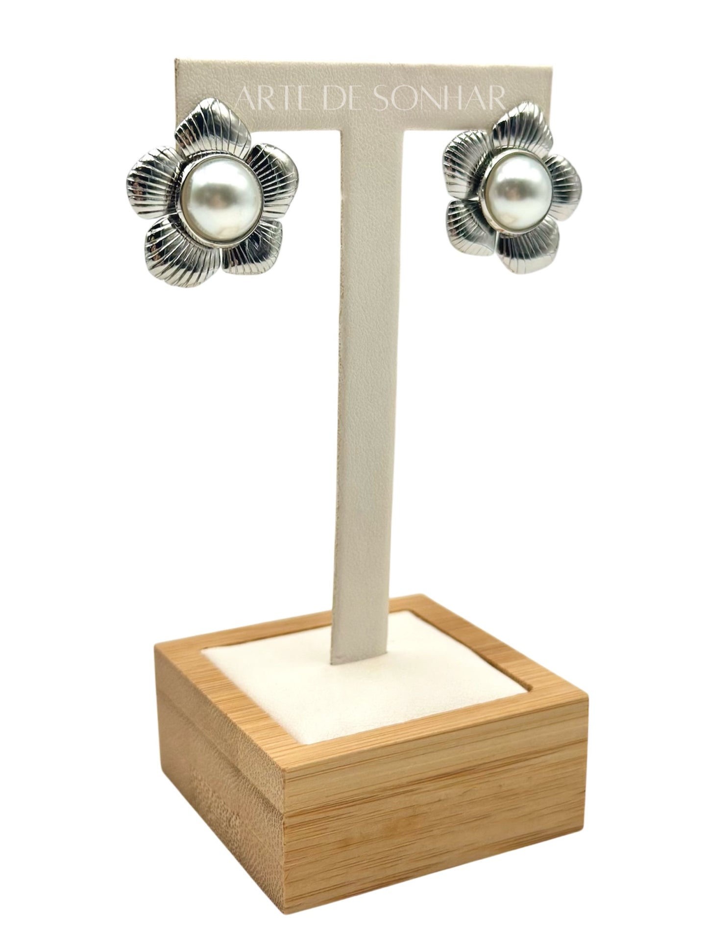 Brincos prateados com flores e pérola ao centro