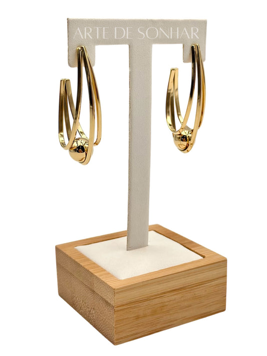 Brincos dourados ovais com bola no centro