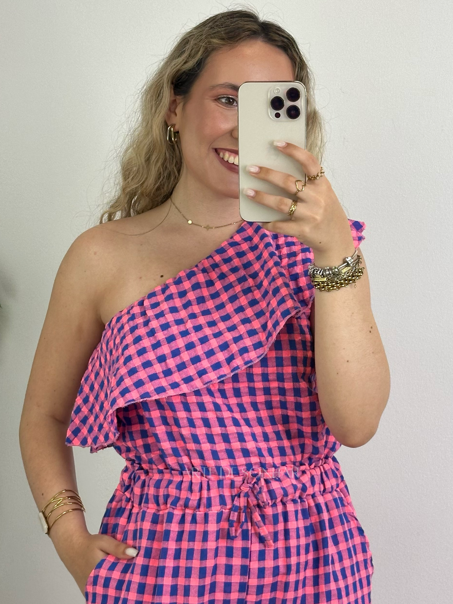 Top assimétrico com folho rosa e azul