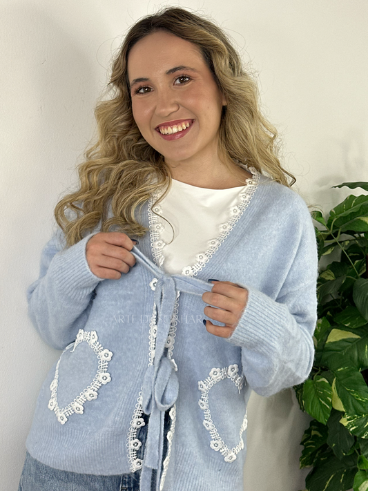 Casaco de malha azul com renda de florzinhas