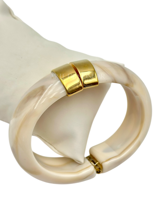 Pulseira bege e dourada